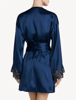 Robe De Chambre Courte En Satin De Soie Bleu Foncé Avec Broderie En Guipure «frastaglio»-Robes De Chambre-MAISON -Mode Lingerie Boutique CFILPD0019230 DL BL0261 2 60245.1593123067