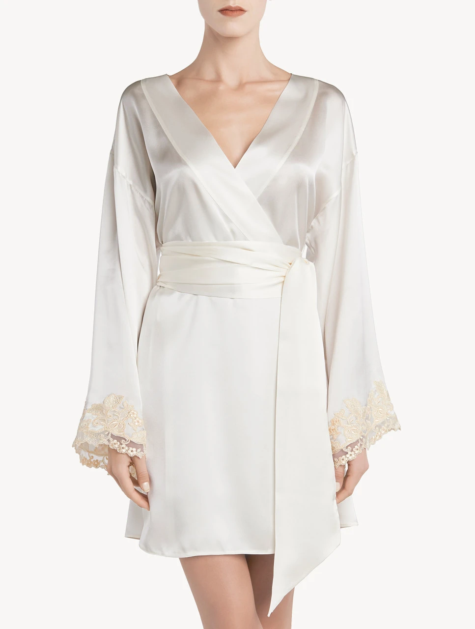 Robe De Chambre Courte En Satin De Soie Blanc Avec Broderie En Guipure «frastaglio»-Robes De Chambre-MAISON 2 Robe De Chambre Courte En Satin De Soie Blanc Avec Broderie En Guipure «frastaglio»-Robes De Chambre-MAISON – Image 2