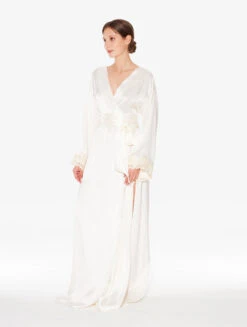 Robe De Chambre Longue Blanche Avec Broderie En Guipure «frastaglio»-Robes De Chambre-MAISON -Mode Lingerie Boutique CFILPD0019231 DL NA0231 5 20057.1638791814