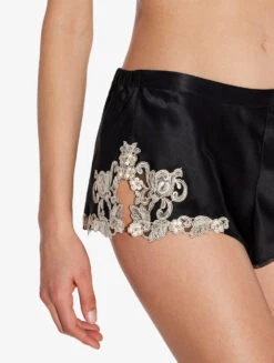 Hipster En Soie Noire Avec Broderie En Guipure «frastaglio» Ivoire-Lingerie De Nuit En Soie-MAISON -Mode Lingerie Boutique CFILPDN019228 NR0202 5 62133 73358.1647517697