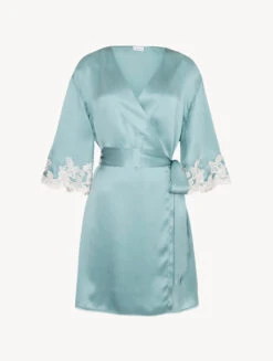 Robe De Chambre Courte En Soie Vert Amande Rehaussée D’une Broderie En Guipure Frastaglio-Lingerie De Nuit En Soie-MAISON