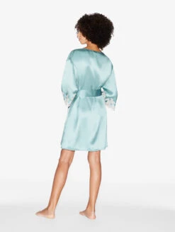 Robe De Chambre Courte En Soie Vert Amande Rehaussée D’une Broderie En Guipure Frastaglio-Lingerie De Nuit En Soie-MAISON -Mode Lingerie Boutique CFILPDN019230 VRW273 2 27968 56170.1682688545