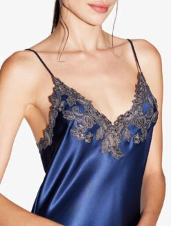Chemise De Nuit Courte En Satin De Soie Bleu Foncé Rehaussée D’une Broderie En Guipure « frastaglio »-Lingerie De Nuit En Soie-MAISON -Mode Lingerie Boutique CFILPDN046460 BL0261 5 07641 31783.1654868125