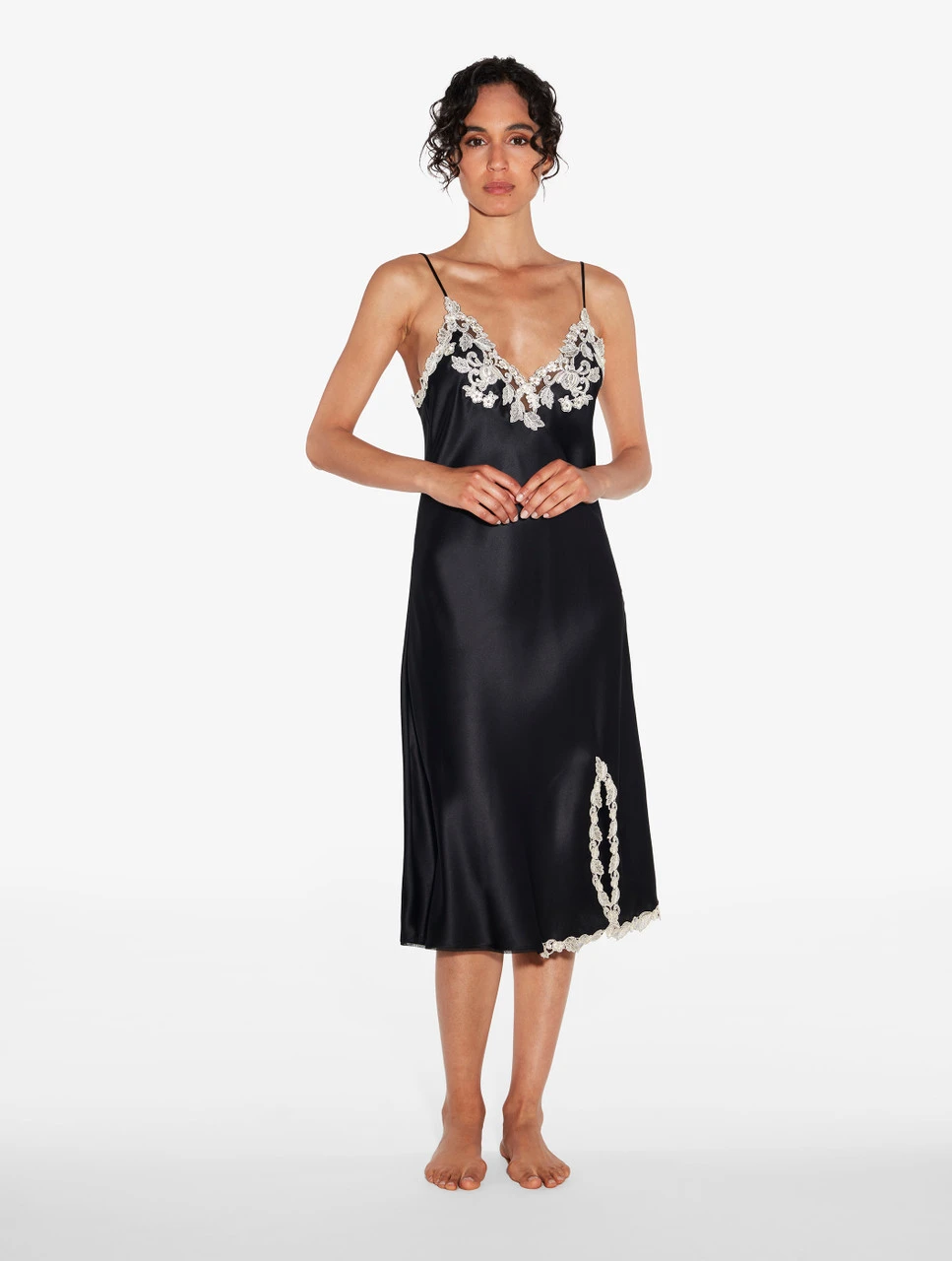 Chemise De Nuit Courte En Satin De Soie Noir Rehaussée D’une Broderie En Guipure « frastaglio »-Lingerie De Nuit En Soie-MAISON 2 Chemise De Nuit Courte En Satin De Soie Noir Rehaussée D’une Broderie En Guipure « frastaglio »-Lingerie De Nuit En Soie-MAISON – Image 2