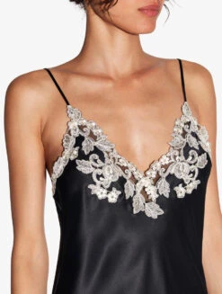 Chemise De Nuit Courte En Satin De Soie Noir Rehaussée D’une Broderie En Guipure « frastaglio »-Lingerie De Nuit En Soie-MAISON 7 Chemise De Nuit Courte En Satin De Soie Noir Rehaussée D’une Broderie En Guipure « frastaglio »-Lingerie De Nuit En Soie-MAISON -Mode Lingerie Boutique CFILPDN046460 NR0202 5 75668 62456.1684158347
