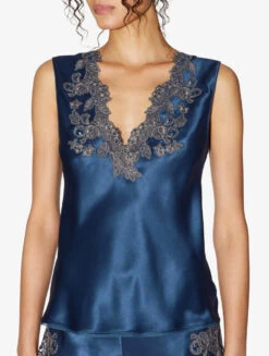 Top En Satin De Soie Bleu Foncé Avec Broderie En Guipure «frastaglio»-Lingerie De Nuit En Soie-MAISON -Mode Lingerie Boutique CFILPDN046480 BL0261 5 96239 79114.1654868118