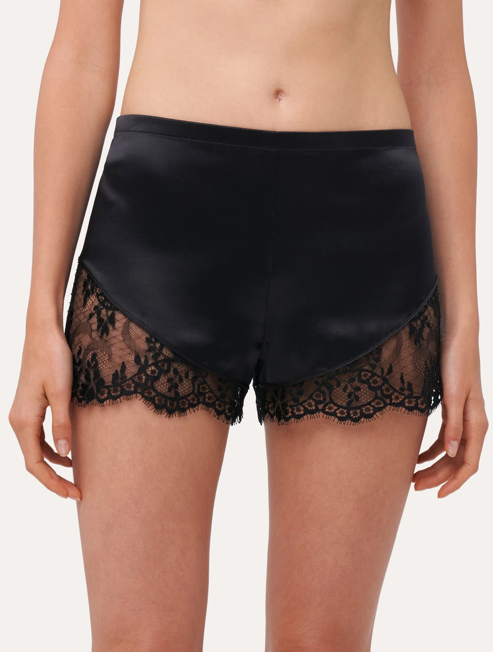 Short De Pyjama En Soie Noir Avec Finitions En Dentelle Leavers-Lingerie De Nuit En Soie-EXOTIQUE 2 Short De Pyjama En Soie Noir Avec Finitions En Dentelle Leavers-Lingerie De Nuit En Soie-EXOTIQUE – Image 2