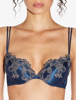 Soutien-gorge Push-up En Soie Bleue Rehaussée D’une Broderie En Guipure «frastaglio» Ivoire-Rembourré-MAISON 7 Soutien-gorge Push-up En Soie Bleue Rehaussée D’une Broderie En Guipure «frastaglio» Ivoire-Rembourré-MAISON -Mode Lingerie Boutique CFIPLM005088 BL0261 5 06691 14686.1651759034