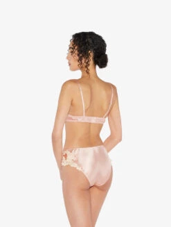 Soutien-gorge Push-up En Soie Rose Rehaussée D’une Broderie En Guipure «frastaglio» Ivoire-Rembourré-MAISON 6 Soutien-gorge Push-up En Soie Rose Rehaussée D’une Broderie En Guipure «frastaglio» Ivoire-Rembourré-MAISON -Mode Lingerie Boutique CFIPLM005088 RAW044 2 99658 72822.1651759036