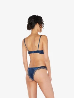 Slip Brésilien En Soie Bleu Foncé Rehaussée D’une Broderie De Guipure «frastaglio» Gris Foncé-Tanga-MAISON 5 Slip Brésilien En Soie Bleu Foncé Rehaussée D’une Broderie De Guipure «frastaglio» Gris Foncé-Tanga-MAISON -Mode Lingerie Boutique CFIPLM0051220 BL0261 2 64680 24548.1651759022